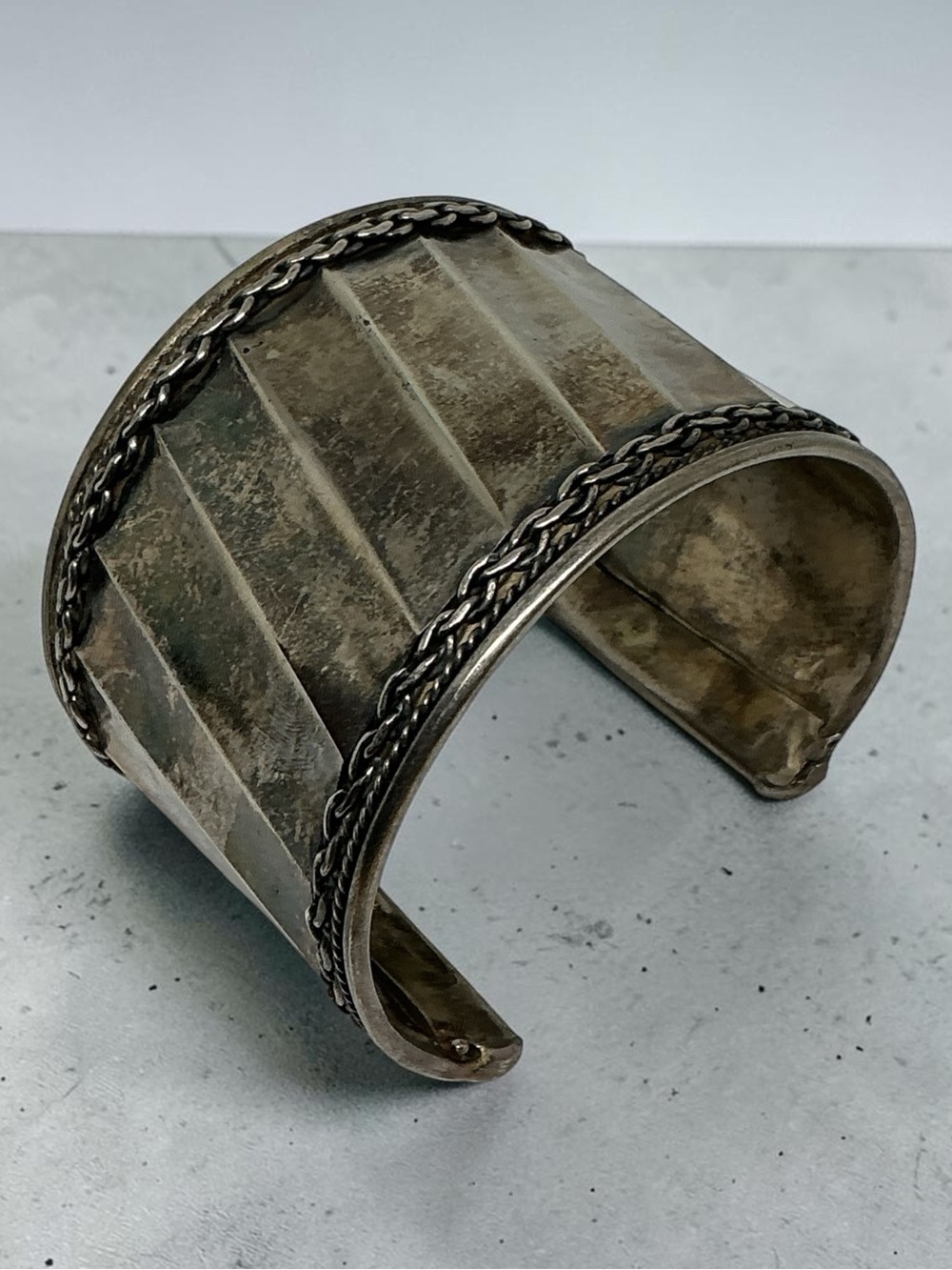 Vintage Made in India Silver Tone Wide Cuff Bracelet Fluted Chain Trim